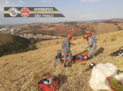 Piloto de paraglider é resgatado com lesão no tornozelo após queda em Guaratinguetá