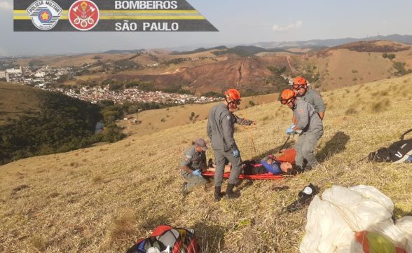 Piloto de paraglider é resgatado com lesão no tornozelo após queda em Guaratinguetá