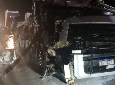 Acidentes com caminhões deixam uma pessoa morta e causam congestionamento na Dutra