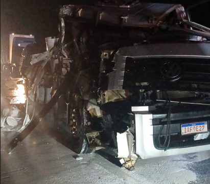 Acidentes com caminhões deixam uma pessoa morta e causam congestionamento na Dutra