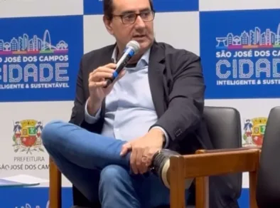 Prefeito alega atraso de jornalistas, mas registros mostram que equipe chegou no horário e foi barrada