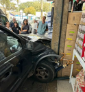 Motorista sofre ataque epilético e bate o carro em uma loja…