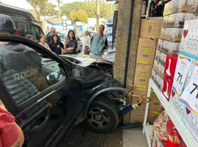 Motorista sofre ataque epilético e bate o carro em uma loja de São José