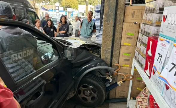 Motorista sofre ataque epilético e bate o carro em uma loja de São José