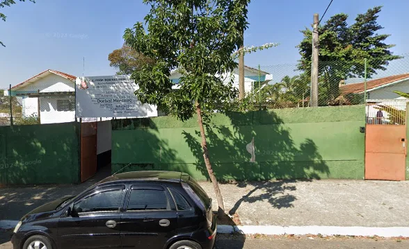 Briga no banheiro de escola termina com estudante ferida por golpes de faca em São José