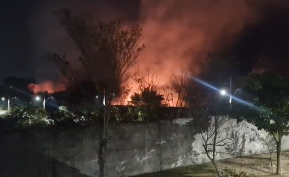 Incêndio atinge área de mata atrás de condomínio no distrito de Eugênio de Melo em São José