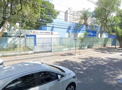 Adolescente fica ferido e passa por cirurgia após briga com outro aluno na saída de escola em São José