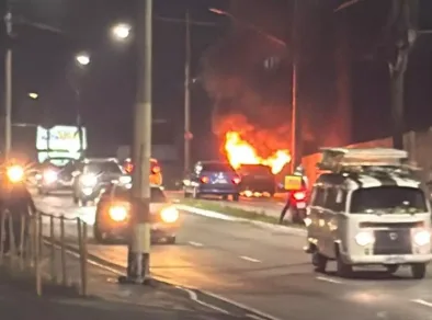 Carro pega fogo na Av Pedro Friggi em São José