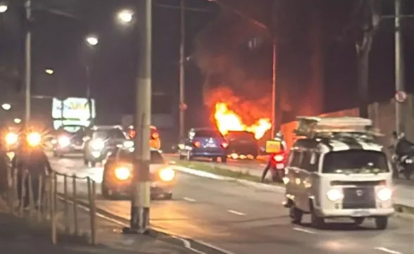 Carro pega fogo na Av Pedro Friggi em São José