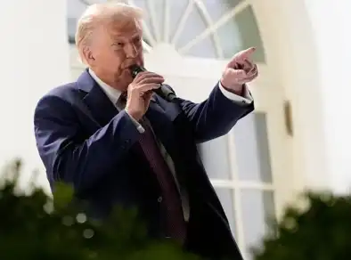 Suprema Corte dos EUA permite que governo Trump detenha imigrantes por sotaque ou raça