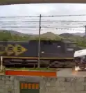 Caminhão é atingido por trem ao tentar atravessar linha-férrea; vídeo viralizou 