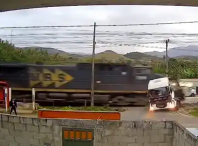 Caminhão é atingido por trem ao tentar atravessar linha-férrea; vídeo viralizou