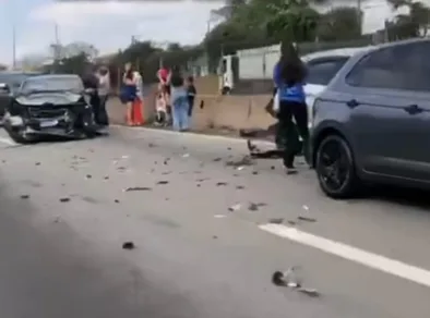 Acidente com cinco carros causa lentidão após viaduto do Vista Verde em SJC