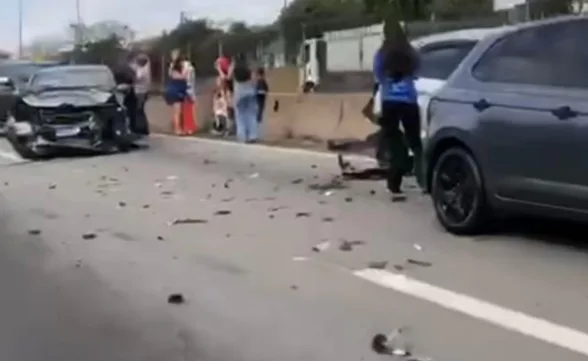 Acidente com cinco carros causa lentidão após viaduto do Vista Verde em SJC