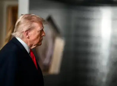 Trump sugere revisão de licenças de emissoras críticas ao seu governo
