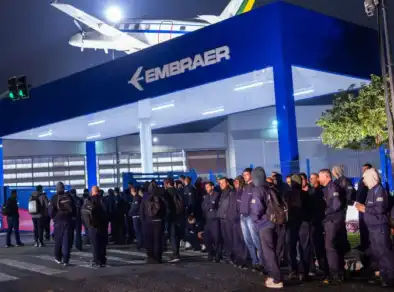 Trabalhadores da Embraer entram em greve por reajuste salarial em São José