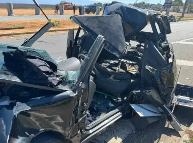 Casal é resgatado das ferragens após acidente envolvendo um caminhão em Taubaté