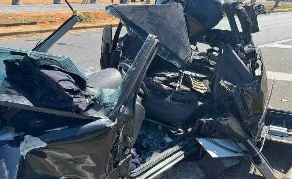Casal é resgatado das ferragens após acidente envolvendo um caminhão em Taubaté