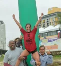 Jovem de 16 anos moradora de Caraguá conquista bicampeonato brasileiro de surf