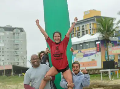 Jovem de 16 anos moradora de Caraguá conquista bicampeonato brasileiro de surf