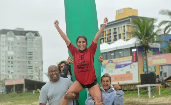 Jovem de 16 anos moradora de Caraguá conquista bicampeonato brasileiro de surf