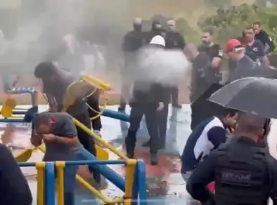 GCM usa gás lacrimogêneo contra moradores em protesto pacífico