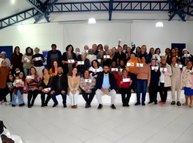 Caraguatatuba entrega carteiras de registro a 62 artesãos e fortalece economia criativa
