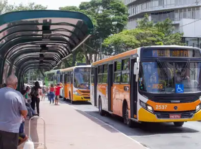 Superlotação de ônibus gera queixas de passageiros em São José dos Campos