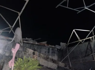 Galpão em construção desaba, atinge casas, deixa quatro feridos e 16 desalojados em Jacareí