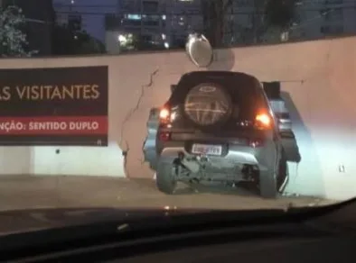 Idosa perde o controle e invade muro do Sítio Verde, no Jd. Aquárius