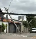 Caminhão enrosca na fiação, derruba poste e deixa moradores sem energia…