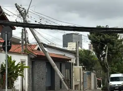 Caminhão enrosca na fiação, derruba poste e deixa moradores sem energia em São José