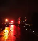 Dois homens morrem em acidente envolvendo moto, caminhão e carro na…