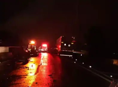 Dois homens morrem em acidente envolvendo moto, caminhão e carro na Dutra em Taubaté