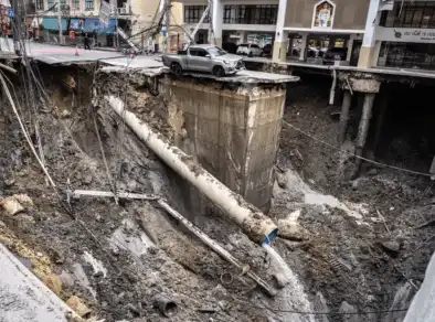 Cratera de 50 metros de profundidade se abre no meio da rua na tailândia
