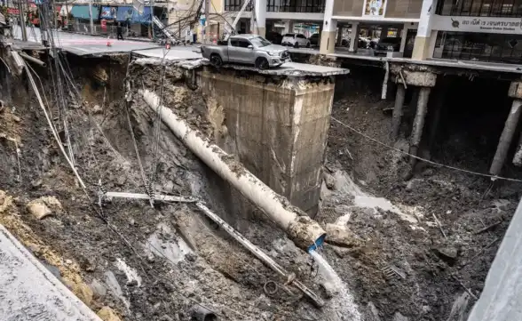 Cratera de 50 metros de profundidade se abre no meio da rua na tailândia