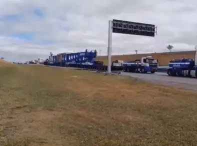 Carreta que transporta carga especial de 800 toneladas pela Dutra segue até Roseira