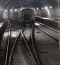 Metrô da linha 4-amarela se parte ao meio com passageiros em…