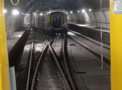Metrô da linha 4-amarela se parte ao meio com passageiros em SP
