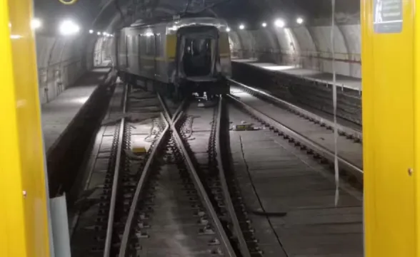 Metrô da linha 4-amarela se parte ao meio com passageiros em SP