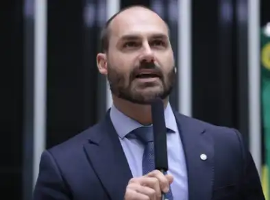 Eduardo Bolsonaro se coloca como candidato à Presidência em 2026 caso pai permaneça inelegível