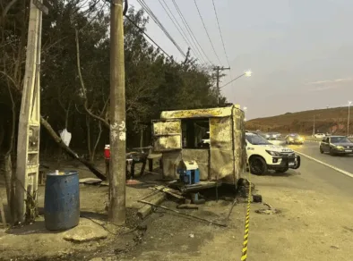 Mulher é morta a tiros e trailer em que ela trabalhava é incendiado em Jacareí