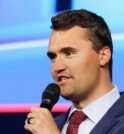 Influenciador Charlie Kirk, aliado de Trump, morre após ataque a tiros
