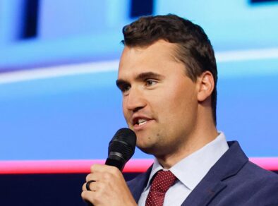 Influenciador Charlie Kirk, aliado de Trump, morre após ataque a tiros