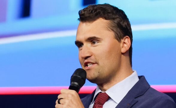 Influenciador Charlie Kirk, aliado de Trump, morre após ataque a tiros
