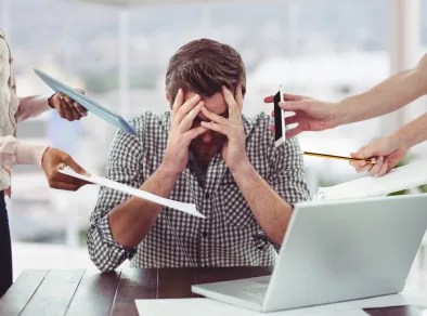 Silêncio nos escritórios: especialistas alertam para impacto da rotina de trabalho na saúde mental