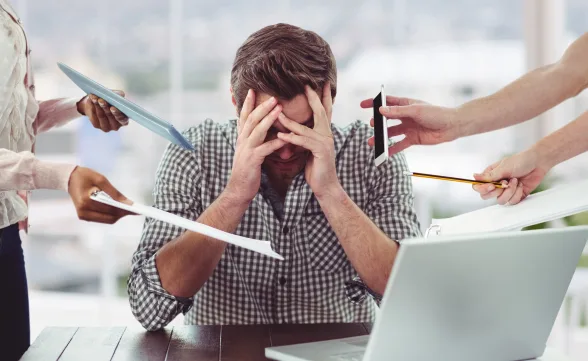 Silêncio nos escritórios: especialistas alertam para impacto da rotina de trabalho na saúde mental