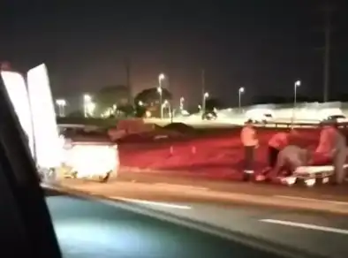 Mulher de 21 anos morre após acidente entre moto e carro na Dutra em São José
