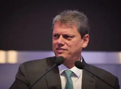 Tarcísio comenta sobre casos de metanol: “No dia que começarem a falsificar Coca-Cola, vou me preocupar”