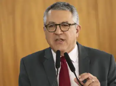 Intoxicação por metanol deve crescer nos próximos dias, alerta ministro da Saúde